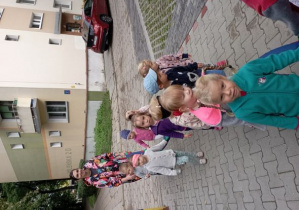 Dzieci na spacerze z przedszkolnym wężem